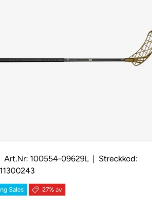 Svart och guld innebandyklubba - Snygg innebandyklubba i svart med gulddetaljer och ett gallerformat blad. Perfekt för dig som gillar att spela innebandy och vill ha en stilren klubba med cool design. Långt skaft och lätt material för bra spelkänsla. ABSOLUT INGA SKADOR ELLER DEFEKTER PÅ KLUBBAN!