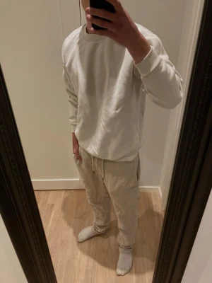 SMOG sweatshirt - En enkel och stilren créam färgad sweatshirt från SMOG med relaxed fit med rund halsringning och ribbade muddar vid ärmslut och nederkant. Perfekt oversized passform för en avslappnad look. Tillverkad i mjuk bomullsblandning.