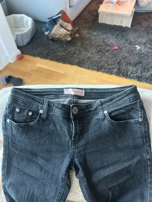 Svarta jeans med slitningseffekt - Super snygga svarta jeans. Dem är super lågmidajde!! Har inget slitande. Lägg prisförslag!!💖