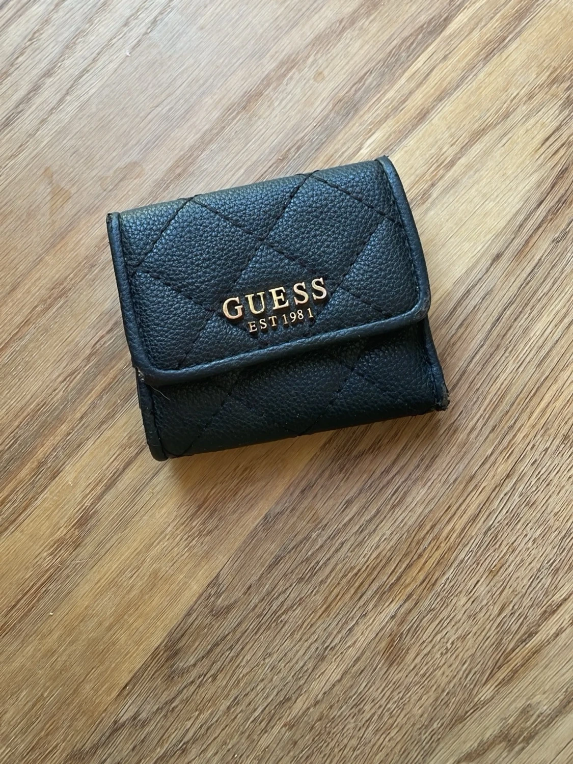 Svart quiltad plånbok från Guess