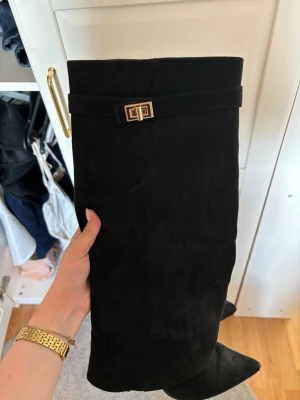 Svarta mocka boots  - Säljer ett par svarta boots från lululia i mocka. dem är i väldigt bra skick och är endast använda fåtal gånger, inga defekter . Köpte för 600 kr, bara att höra av sig vid frågor 💖