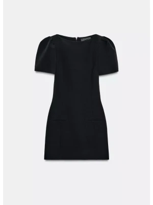 Svart klänning - Så så fin svart kortklänning från Zara! Storlek S med inbyggda shorts.              har man vanligtvis xs så kan den va för stor (därför jag säljer) använd en gång💕💕