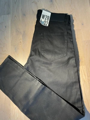 Tiger of Sweden jeans  - Säljer ett par Tiger of Sweden jeans i färgen svart. Jeansen är helt nya och aldrig använda. De är ett par jeans som är gjort av bra material och som passar till alla outfits.