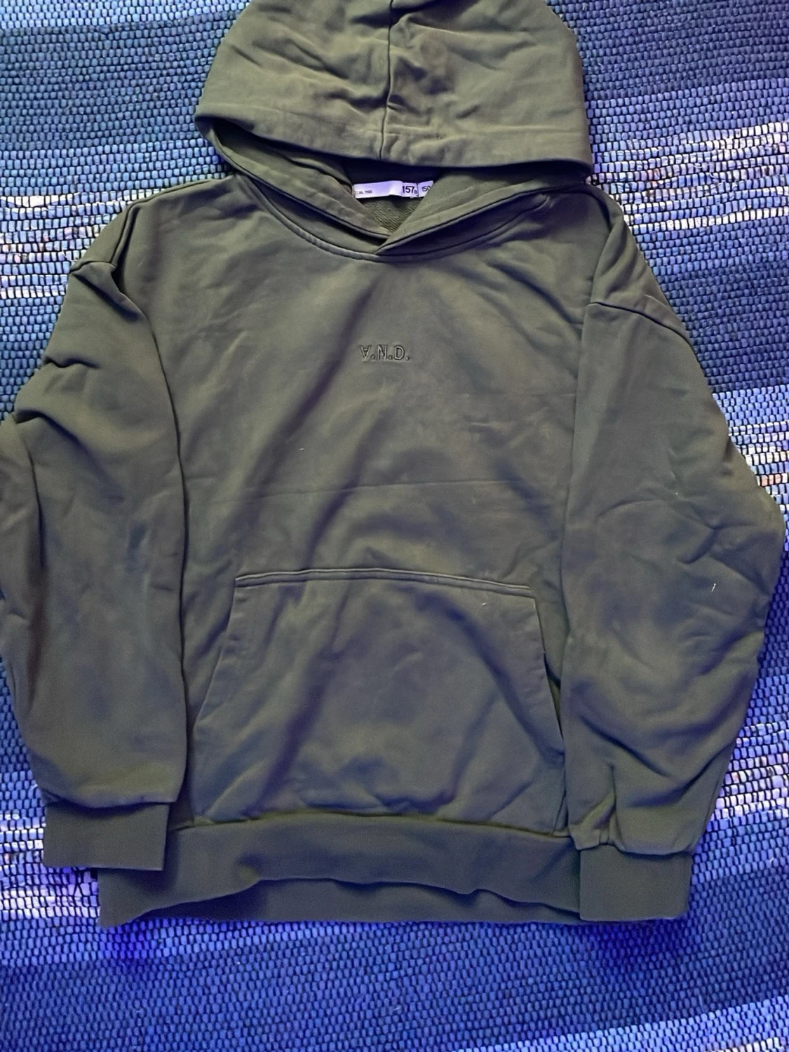 Olivgrön hoodie från V.N.D.