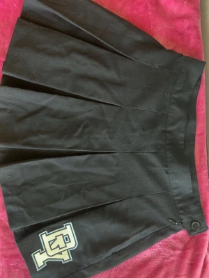 Svart DY kjol H&M - Ev svart kjol i bra skick med dragkedja och knapp på sidan •37cm lång (höft till ben) •Storlek EUR 36 US 4 CA 4 MX 4 CN 165/68A