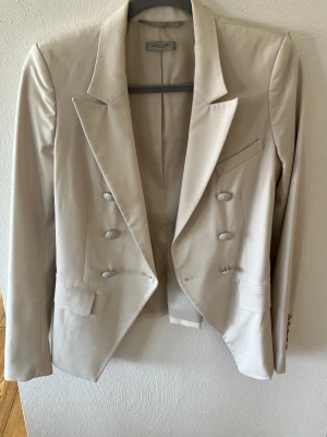 beige dubbelknäppt kavaj från Hunkydory - Säljer min fina beige kavaj från Hunkydory Stockholm i storlek XS. Dubbelknäppt modell med stora slag och kort, snygg passform. Använd fåtal gånger och i bra skick! ✨ Perfekt till både vardag och fest. Ljus krämfärg som är lätt att styla.. Frågor? Skriv gärna! Kan skickas snabbt 😊 