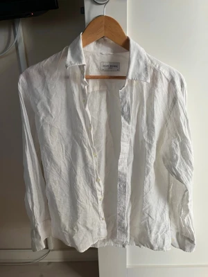 Vit linneskjorta från John Henric - Vit skjorta i linne från John Henric storlek 38/s