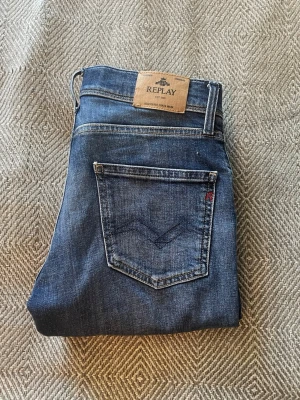 Replay wallys jeans  - Mörkblåa replay wallys. Slim fitt passform. Använda och tvättade ett fåtal gånger. Storlek 12a/150cm. Jag är 171 och de är pyttelite små på mig. De är alltså rätt stora i storleken. Skulle säga att det motsvarar ungefär W28 L30. Skriv gärna vid minsta fundering!