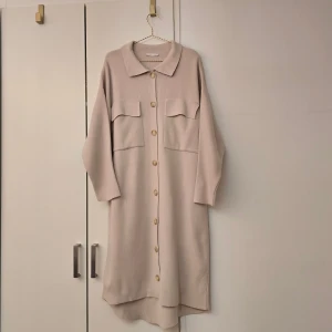 LC Waikiki beige stickad klänning - 🌷FÖRST TILL KVARN!🌷En stickad skjortklänning från märket LC waikiki. Supermysig & skön, perfekt för kalla vädret. Man kan även ha den öppen som kofta. VILL BLI AV MED ASAP!