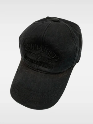 Svart keps från Dsquared2 justerbar storlek - Säljer en svart keps från Dsquared2 med broderad logga framtill. Klassisk böjd skärm och justerbar baksida. Tillverkad i slitstark bomull som ger en snygg och avslappnad look.