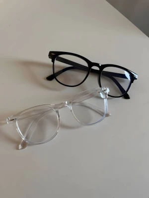 Glasögon  - Snygga solglasögon med svart båge i  rund form. Tillverkade med klassisk design som passar till de flesta outfits. Perfekta för dig som vill ha en stilren och tidlös look. Båda för 169kr annars varsin 95kr 