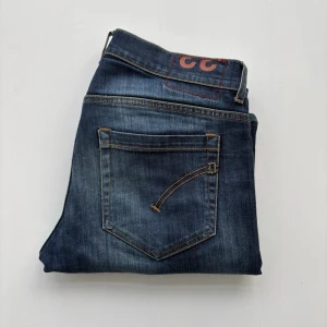 Dondup Jeans - Tjena! Säljer dessa Dondup Jeansen. Dom är i modellen George. Storleken är 33. Mörkblå färg med lite snygga slitningar. Priset för dessa godbitarna är 700kr. Hör av dig om du har någon fråga!