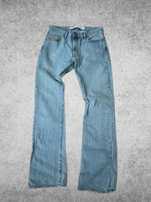 Unika Vintage Diesel bootcut jeans - äljer dessa tvärfeta diesel jeans med unik randig tvätt. 🤩  De har lite slitage längst ned vid hälarna (se bild) annars väldigt bra skick!  Storlek 31 i waist   Längd: 109cm Midja:40cm Benöppning:22,5