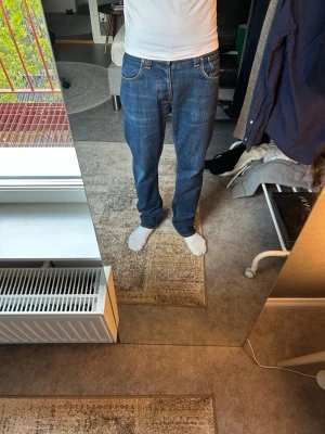 Nudie Jeans Average Joe - Sjukt snygga Average Joe Nudie Jeans. Sitter straight och är lite flared i botten. Storlek W31L32. Utgå från måtten från bilderna. Hör av er vid frågor!