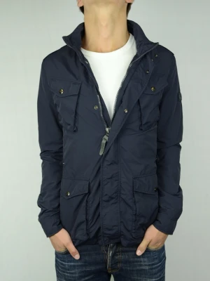 Woolrich Fieldjacket  - WOOLRICH TUNN FIELDJACKET Storlek : S/M Passform : Normal Användning : Jackan är i ett fint skick utan tydliga defekter, vanlig wear på loggan Nypris : Cirka 4000SEK Modellen på bilden : 182CM och väger 74KG