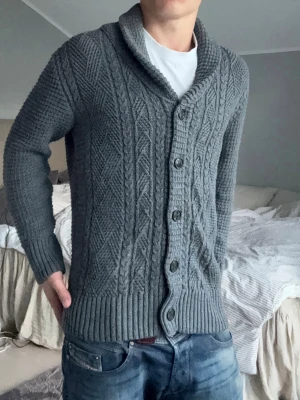 Cardigan - Riktigt snygg och stilren grå cardigan. Storleken är M.  Tveka inte på att höra av dig vid eventuella frågor och funderingar!😊✌️
