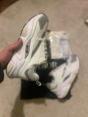 B22 sneakers - Säljer vita B22 sneakers, låda kommer ej med skorna, skriv vid intresse allt som syns i bilden kmr med.