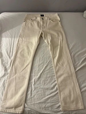 Vita raka jeans från SIR of Sweden - Säljer ett par stilrena vita jeans från SIR of Sweden. Jeansen har rak passform, klassisk femficksdesign och är tillverkade i ett mjukt bomullstyg. Perfekta för dig som vill ha en clean och fräsch look.