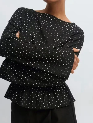 Svart prickig blus med volang - Säljer nu denna fina blus ifrån Gina Tricot då den ej kommer till någon användning!💞💞