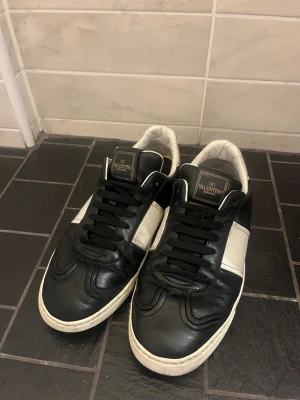Svarta valentino flycrew  - Snygga svarta  Valentino flycrew  Skorna är enkla att matcha in med olika stilar och outfits. tillverkade i skinn. Yttersulan har ett unikt . Perfekta för dig som gillar svarta skor som ändå sticker ut. Storlek 40,5 men passar 41,5 lika bra. Så om ni funderar över något är de bara skriva. 