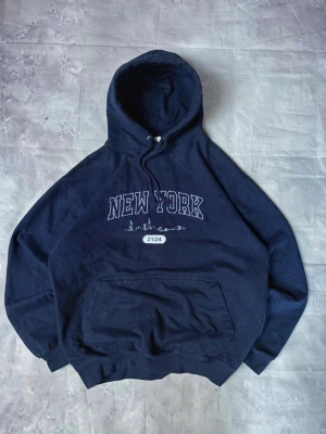 New York hoodie vintage 90s  - Fin hoodie med broderad text på bröstet. Fungerar till många tillfällen- gymmet, hemma, skolan. Pris kan diskuteras. Slå en signal vid intresse !