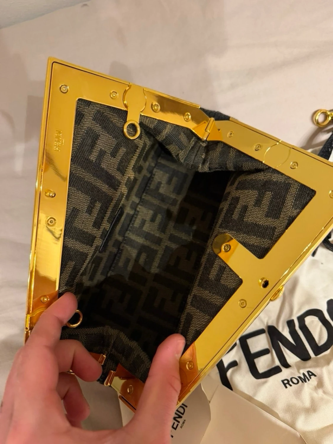 Svart kuvertväska i läder från Fendi - 1
