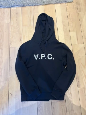 hoodie från A.P.C. - Xs! Använd fåtalet gånger och är i 10/10 skick. Ny pris 2800, mitt pris 1299 Priset går att diskuteras vid snabb affär