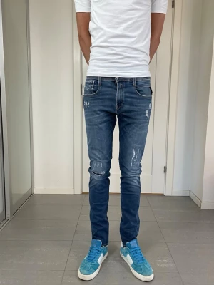 Replay Anbass Jeans  - Säljer nu dessa Replay Anbass Jeans med snygga slitningar i populär design, mått: ca 37 o 105 cm. skriv för fler bilder/frågor🙌🏼