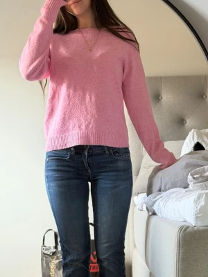 Rosa stickad tröja med rund hals - Säljer en söt rosa stickad tröja med rund hals och långa ärmar. Köpt för ca ett halvår sedan och använder tyvärr inte längre💕