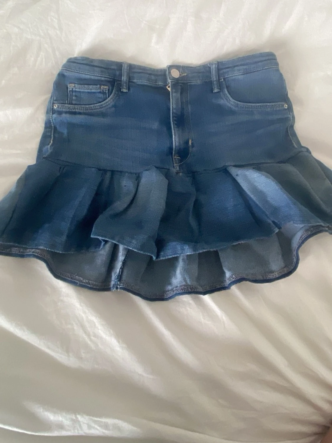 Blå volangkjol i jeans