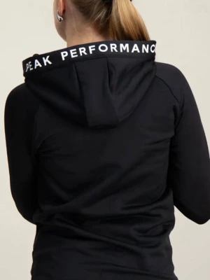 Svart hoodie Peak Performance - Snygg svart hoodie från Peak Performance med dragkedja framtill och vit logga på bröstet. Huva med textdetalj runt kanten. Tillverkad i mjukt och stretchigt material som passar perfekt till vardagslooken. Två fickor med dragkedja på sidorna. Använd få gånger. Nypris 1300