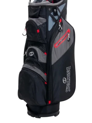 Svart golfbag från Spalding - Snygg och rymlig golfbag från Spalding i svart och grått med röda detaljer. Flera praktiska fack med dragkedjor, tydlig logga på sidan och markerad 'Dry Pocket'. Tillverkad i slitstarkt syntetmaterial och designad för att hålla ordning på golfutrustningen. Väldigt fint skick på den 