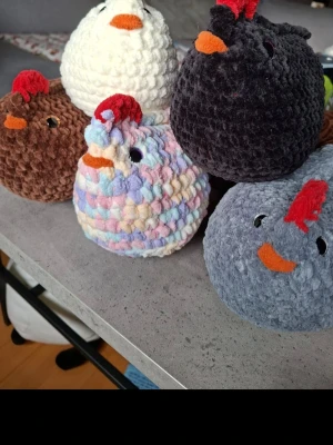Virkade hönor i olika färger - virkade hönor i mjukt garn, i olika färger. Alla har röda kammar och orange näbbar. Perfekta som dekoration eller present. Hönorna är runda och kramgoa och har söta detaljer som ögon och näbb.