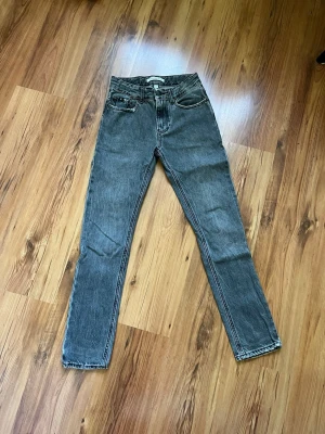 Grå Calvin Klein jeans  - Grå jeans från Calvin Klein i storlek 14 år. Skulle säga de passar en 170cm. Är i bra skick 