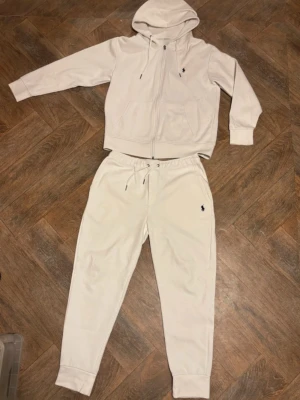 Polo tracksuit - 🤍 Polo Tracksuit – White Edition  Fräsch vit tracksuit från Polo som passar perfekt till både vardag och streetwear. Stilren design med skön passform och hög komfort. Enkel att matcha med sneakers för en clean och exklusiv look. Använd sparsamt och väl omhändertagen.  📦 Snabb frakt ✅ Äkta stil 🔥 Perfekt skick