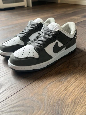 Nike SB Dunk low pro - Köpte dessa skor förra sommaren men kände att de inte riktigt passade. Har ej använt de sedan dess. Den ända gången jag använde de var inomhus dagen jag köpte de. De ser helt enkelt nästan helt nya ut. Inga creases eller skador på skorna överhuvudtaget. Har tyvärr ingen låda till de. Har ingen aning var den kan ha tagit vägen men det var säkert någon i familjen som slängt bort de någon gång. Det står att de är storlek 41 men hade säkert passat för 42 också.