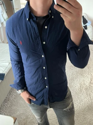 Ralph Lauren skjorta slim fit  - Ralph Lauren | Mycket bra skick | Size - S | Pris 459 | Hör av dig vid minsta fråga eller fundering📩