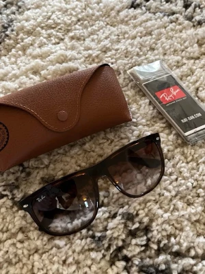 Rayban boyfriend  - Rayban boyfriend solglasögon storlek 60. Som nya allt Og medföljer. 