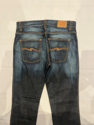 Nudie jeans - Skick: 6.5/10 | modell: Slim Jim | storlek 33/34 | sitter straight | obs! Finns fläckar på jeansen (annars jättebra skick)