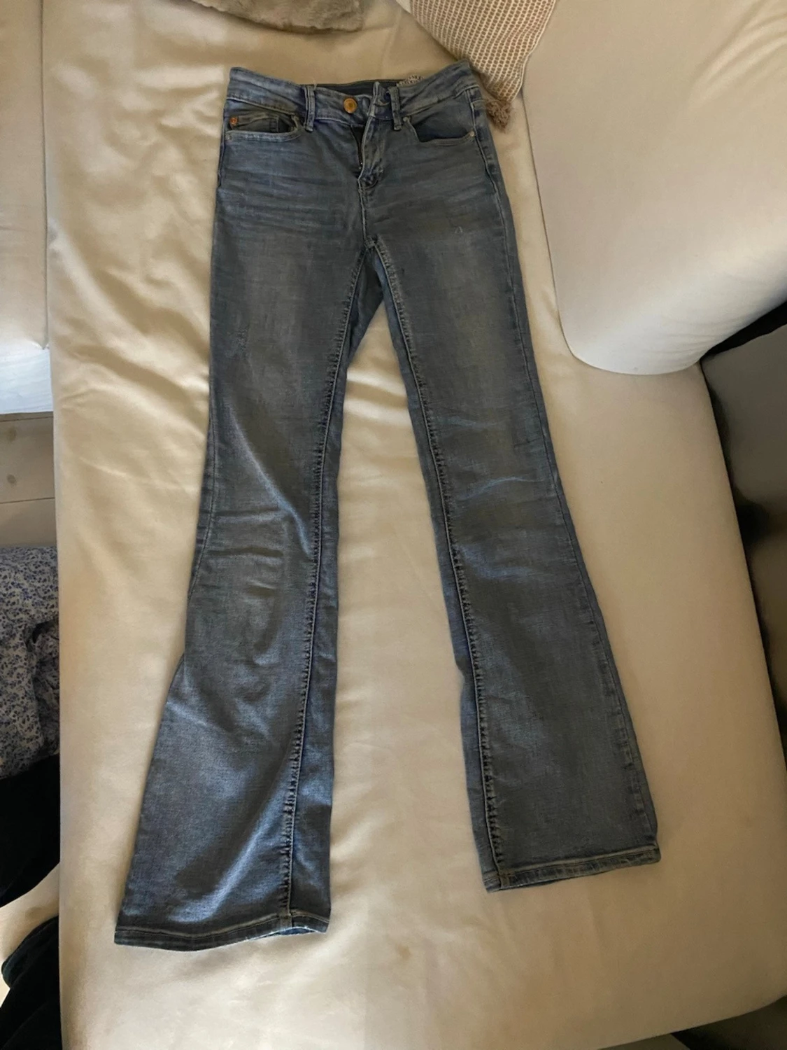 Ljusblå bootcut jeans