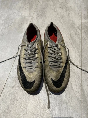 Nike Mercurial fotbollsskor - Säljer ett par jätte snygga Nike mercurial fotbollskor.Stl 45.5.I princip helt nya använda 1-2 gånger.