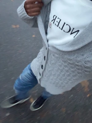 Grå stickad kofta med knappar ifrån bläck  - Säljer en grå stickad kofta med snyggt kabelstickat mönster framtill och stora svarta knappar. Perfekt nu inföf vintern, den sitter lite mer som en M än S men passar även mig som bär S