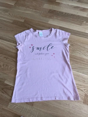 Pyjamastopp  - Pyjamastopp med text från Kappahl.  Trycket ’Smile and follow your dreams’. Storlek 170 men passar XS. Fint skick