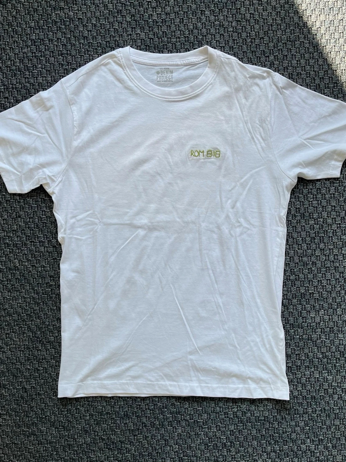 Handbroderad vit t-shirt från Denim Project