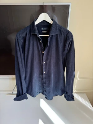 Mörkblå manchesterskjorta från Riley - Snygg mörkblå skjorta från Riley i mjuk manchester.  Storlek L men sitter som M