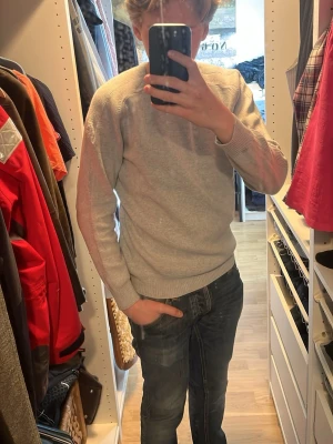 Stickad Pelle P - En stickad Pelle p tröja i bomull i stolek small. Tröjan är köpt förra sommaren på Pelle p och endast använd och tvättad några få gånger, tröjan är i väldigt gott skick med snygga sömmar och mönster längs armarna, och är riktigt snygg att ha när det är lite kyligare på sommaren. Tveka inte att höra av er runt frågor! 