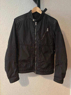 Moncler jacka  - Moncler Erik size 3 skick 9/10 pris 1999, hör av er vid frågor eller funderingar🙌