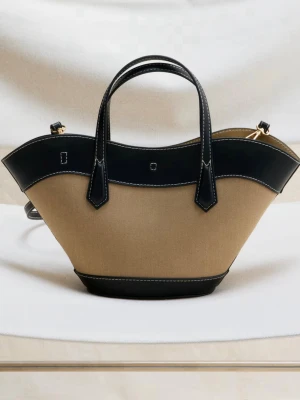 Beige och svart handväska med axelrem - från hm, helt ny banden följer med!