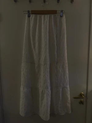 Lång kjol - Lång vit kjol med lager på insidan så den inte är see through. Hör av dig om du har några frågor! 💗🫶🏼