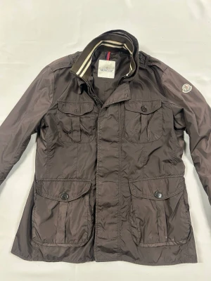 Moncler Field jacka - Säljer en Moncler jacka i Fint skick Skick: 8,9/10🧮  Inkluderat: inget ingår!♦️  Pris: 1799kr ej hugget i sten🎗️  Storlek: S ♣️  Snabbaffär = priset sänks-SERIÖSA BUD🔓 saknar en knapp